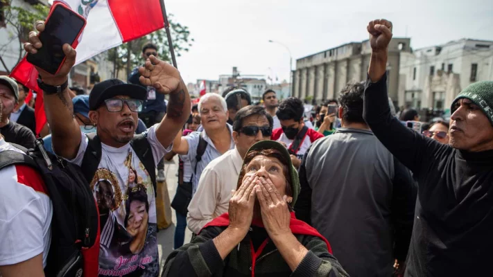 প্রায় ৩০০ জন বিক্ষোভকারী 'কাস্টিলোর জন্য স্বাধীনতা' স্লোগান দিয়ে কারাগারের সামনে মিছিল করে।