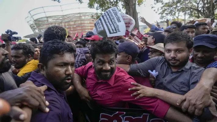 পর্যাপ্ত তহবিলের অভাবে শ্রীলঙ্কায় স্থানীয় সরকার নির্বাচন স্থগিত করায় বিরোধী দল 'ন্যাশনাল পিপলস পাওয়ার পার্টি' এর সমর্থকরা ক্ষুব্ধ।