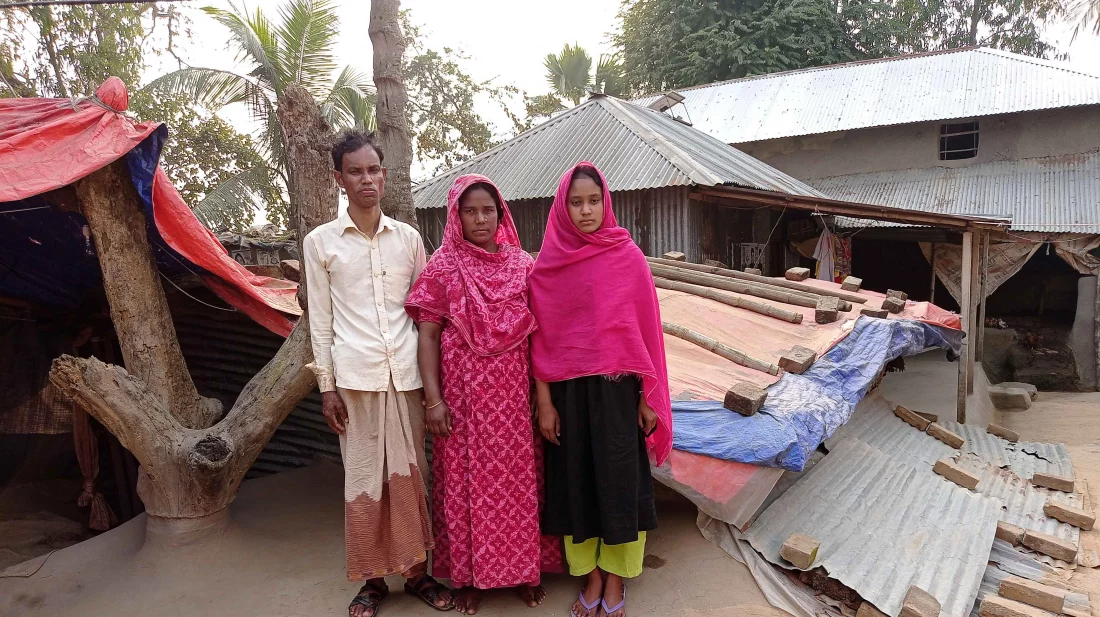 রুহুল আমিন, রেহেনা খাতুন ও ছোট মেয়ে মিতু [ছবি: ইত্তেফাক]