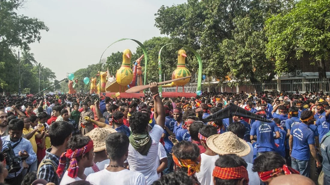 বাংলা নতুন বছরকে স্বাগত জানাতে মানুষ পথে নেমে এসেছে মানুষ।