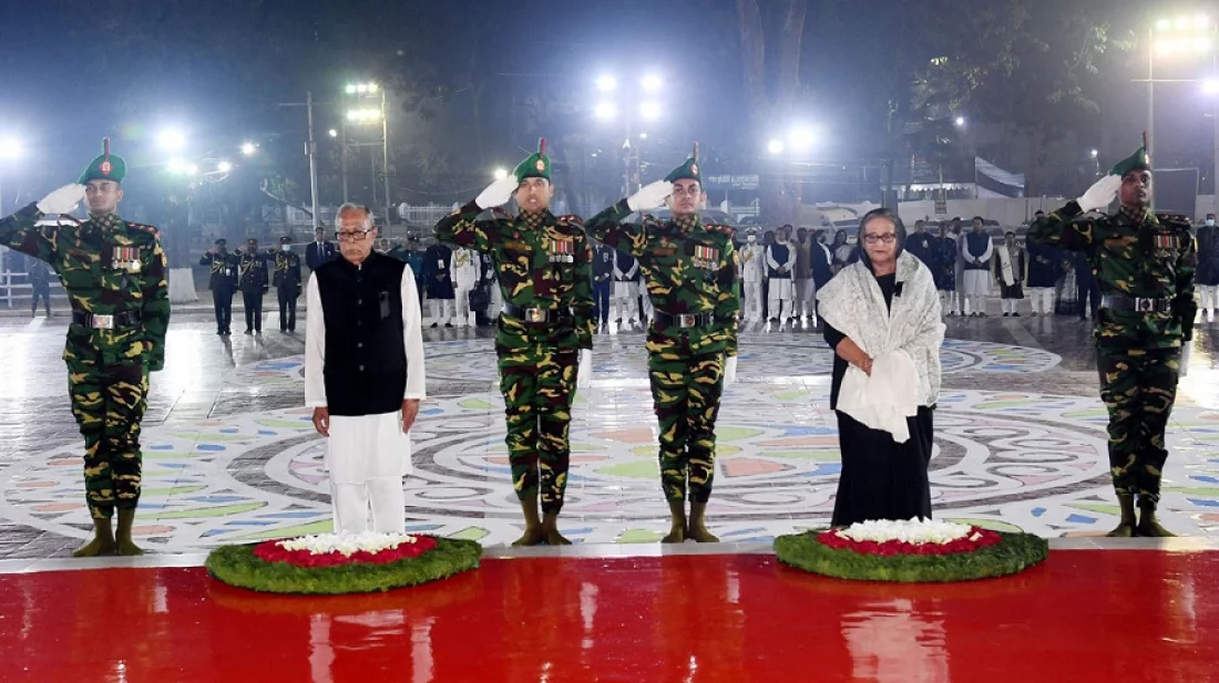 অমর একুশে আজ, প্রথম প্রহরে শহিদ মিনারে রাষ্ট্রপতি, প্রধানমন্ত্রীর শ্রদ্ধা