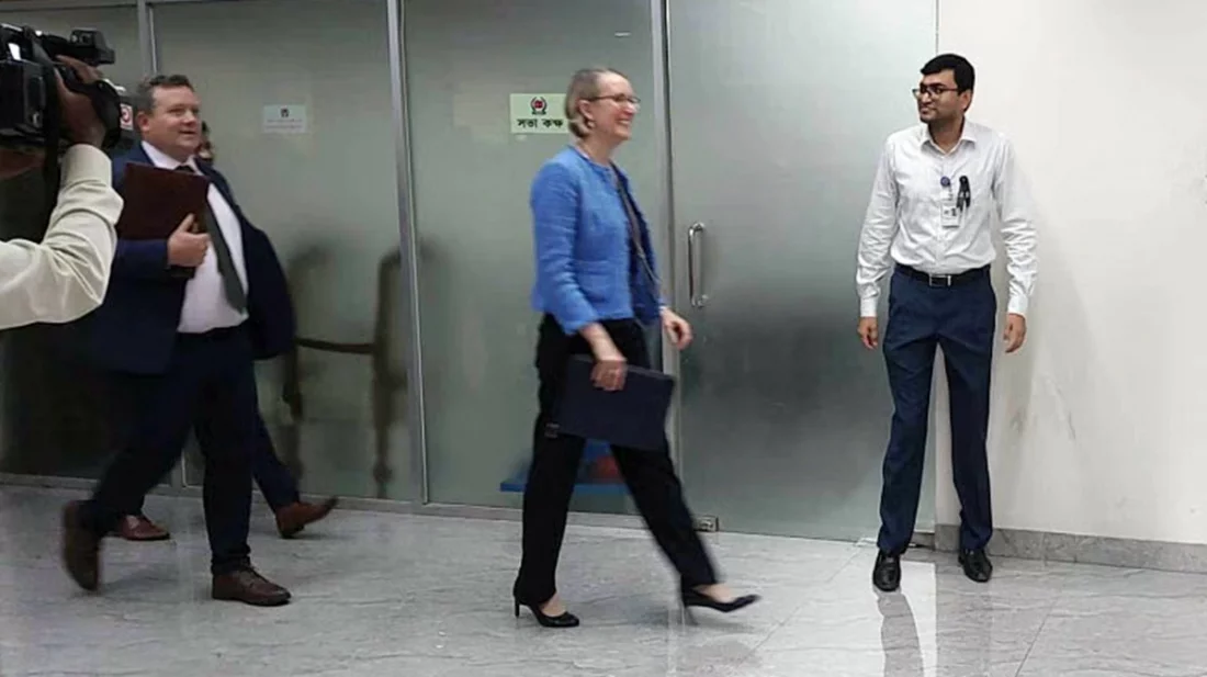 আগারগাঁওয়ে ইসি কার্যালয়ে ব্রিটিশ হাইকমিশনার সারাহ কুক। ছবি: সংগৃহীত