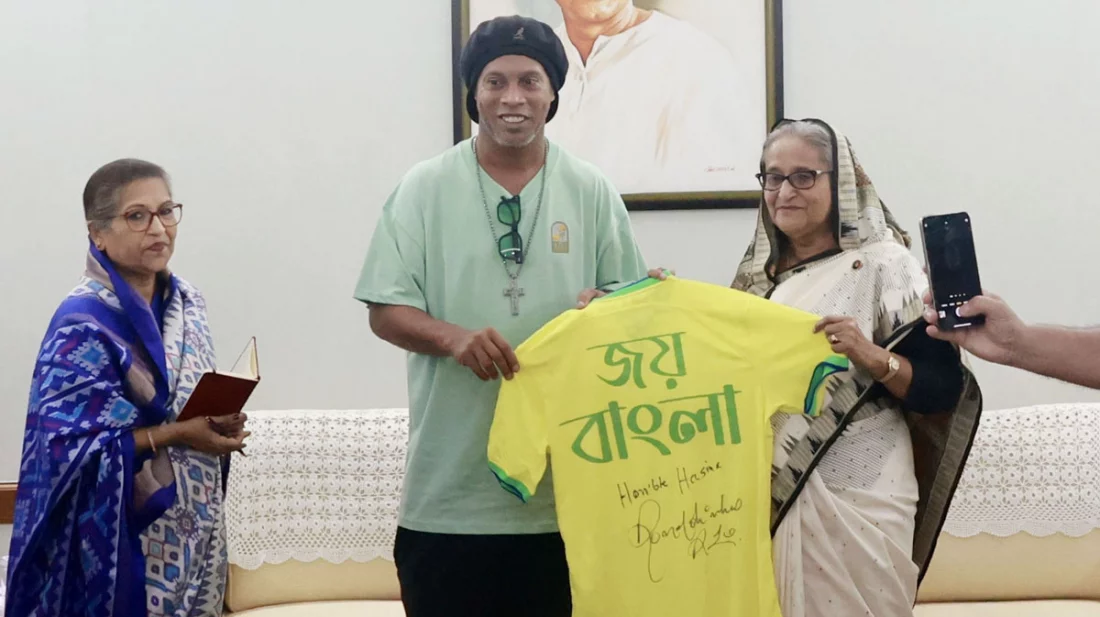 প্রধানমন্ত্রীকে ‘জয় বাংলা’ লেখা জার্সি উপহার দিলেন রোনালদিনহো