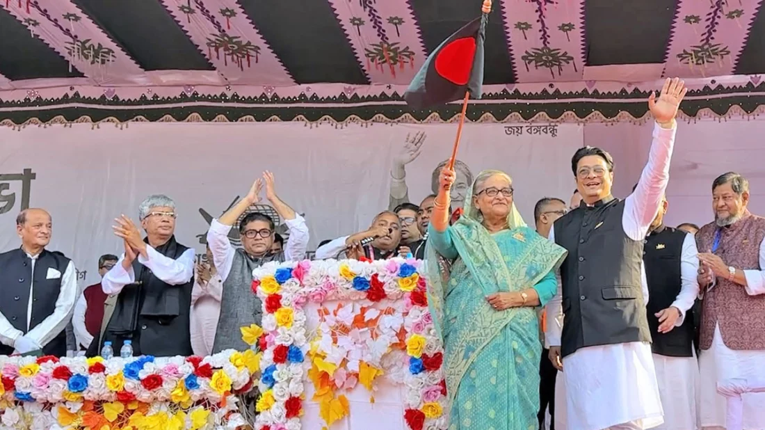 মঞ্চে আওয়ামী লীগ সভাপতি শেখ হাসিনা। ছবি: ফোকাস বাংলা