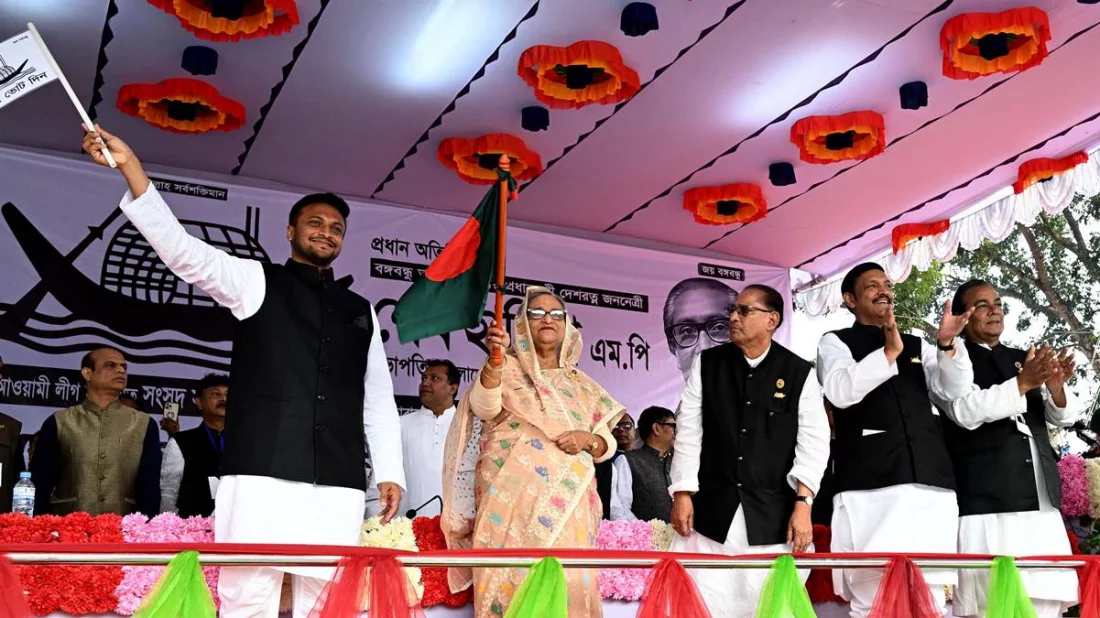 প্রধানমন্ত্রীর সঙ্গে মঞ্চে সাকিব আল হাসান। ছবি: পিএমও
