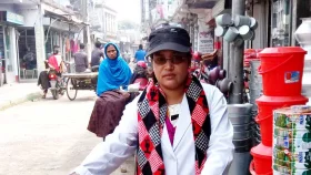 ইউপি সদস্য হয়েও সংবাদপত্র বিক্রি করেন চম্পা&nbsp;