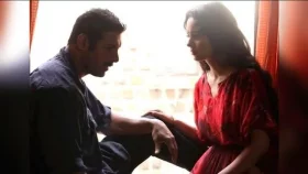 ঘনিষ্ঠ দৃশ্যে অভিনয়ের সময় নিয়ন্ত্রণ হারান জন, রক্তাক্ত হন কঙ্গনা