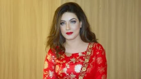 রোজ লাল গোলাপ দেওয়া একটা অদৃশ্য যত্ন: মাহি