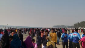 শেষ সূর্যাস্ত দেখতে সৈকতে ভিড়