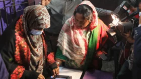 বাবার কবর জিয়ারত করে ভোট দিলেন আইভী
