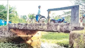 তালার আসাননগরে খালের ওপর ঝুঁকিপূর্ণ ব্রিজ