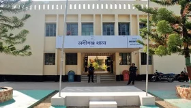 &lsquo;আমি সরকার দলের লোক... তরে বাইন্ধা রাখমু&rsquo;