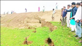 নদীতে বাড়ছে পানি, ঝুঁকিতে হাওর রক্ষা বাঁধ