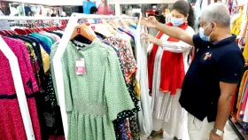 দম ফেলার ফুরসত নেই বিক্রয় কর্মীদের