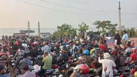 শিমুলিয়া ঘাটে মানুষের ঢল, পারাপারের অপেক্ষায় ৪ হাজার মোটরসাইকেল