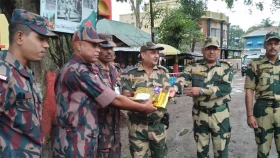 হিলি সীমান্তে বিজিবি-বিএসএফের মধ্যে ঈদের শুভেচ্ছা বিনিময়