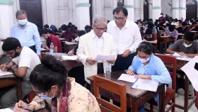শিক্ষার্থীদের সবসময় চামচ দিয়ে খাইয়ে দেওয়ার দরকার নেই: ঢাবি উপাচার্য