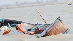 বঙ্গোপসাগরে ট্রলার ডুবে দুই জেলে নিখোঁজ