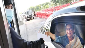 টোল দিয়ে পদ্মা সেতু পার হলেন শেখ রেহানা