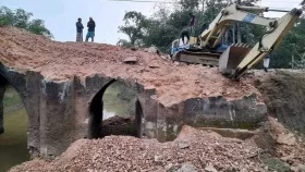 ভাঙা হচ্ছে মুঘল স্থাপত্যের দেওয়ানের ব্রিজ, জনমনে ক্ষোভ