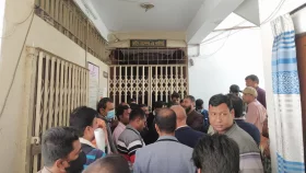 ইবি উপাচার্যের কার্যালয়ে তালা, অস্থায়ী কর্মচারীদের বিক্ষোভ