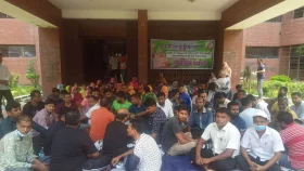 চাকরি স্থায়ীকরণের দাবিতে জাবি কর্মচারীদের অবস্থান ধর্মঘট