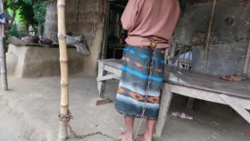 সুদের টাকা দিতে না পারায় কৃষককে শিকলে বেঁধে নির্যাতনের অভিযোগ  