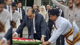 বঙ্গবন্ধুর প্রতিকৃতিতে নবনিযুক্ত প্রধান বিচারপতির শ্রদ্ধা