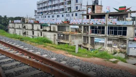 শিবচরে রেল লাইন এলাকা সেজেছে ব্যানার-ফেস্টুনে