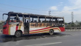 গাজীপুরে আজও শ্রমিক বিক্ষোভ, ২ বাসে আগুন