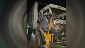 চলন্ত কাভার্ড ভ্যানে পেট্রল বোমা, দগ্ধ ২