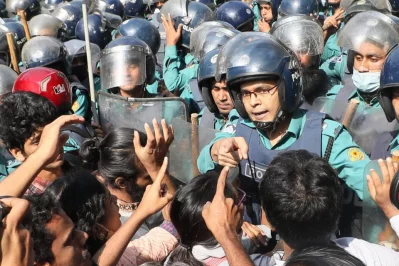 শিক্ষার্থীদের অবস্থান। ছবি: আব্দুল গনি