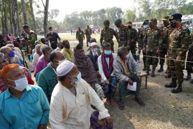 চিকিৎসাসেবা নিতে অপেক্ষারতরা। ছবি: সামসুল হায়দার বাদশা। 