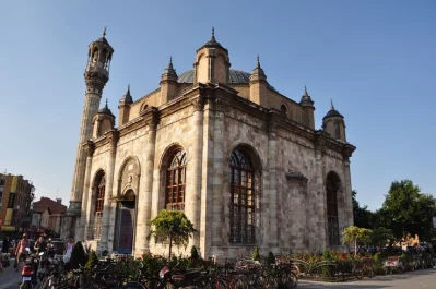 সুলতান চতুর্থ মুহম্মদের জামাতা মোস্তফা পাশার অর্থায়নে এই মসজিদ নির্মাণ করা হয়