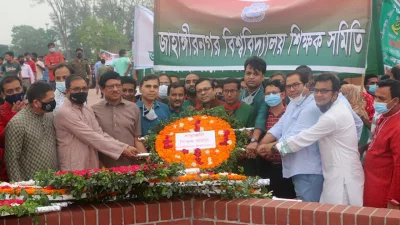 জাহাঙ্গীরনগর বিশ্ববিদ্যালয় প্রশাসনের পক্ষ থেকে জাতীয় স্মৃতিসৌধে পুষ্পস্তবক অর্পণ করা হয়। ছবি: ইত্তেফাক