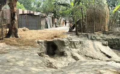 ভেঙে যাওয়া রাস্তা।