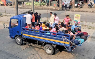 ট্রাকে বাড়ি ফিরছে মানুষ। ছবি: ফোকাস বাংলা
