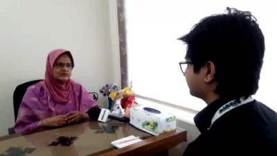 ইত্তেফাককে দেওয়া সাক্ষাৎকারে ডা. সায়েবা আক্তার। ছবি: মিনহাজ চৌধুরী (ইত্তেফাক)