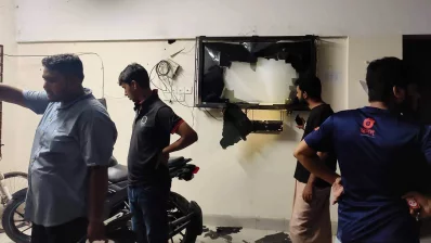 হলে ইত্তেজনা। ছবি: ইত্তেফাক