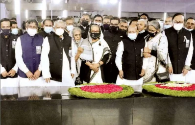 জাতীয় শোক দিবস উপলক্ষ্যে গতকাল ধানমন্ডির ৩২ নম্বরে দলের নেতৃবৃন্দসহ বঙ্গবন্ধুর প্রতিকৃতিতে পুস্পস্তবক অর্পণ করেন আওয়ামী লীগের সভাপতি ও প্রধানমন্ত্রী শেখ হাসিনা —পিএমও