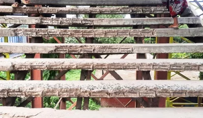 সিঁড়ির ধাপের রড বেরিয়ে গেছে 