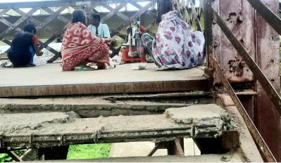 ঝুঁকি নিয়েই বসে আছেন ছিন্নমূল মানুষ