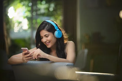 বোরিং সময় পার করতে হেডফোনের জুড়ি মেলা ভার