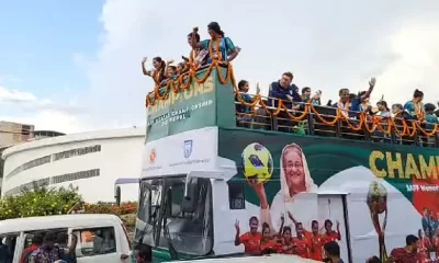 ছাদখোলা বাসে চ্যাম্পিয়নদের চ্যাম্পিয়ন যাত্রা