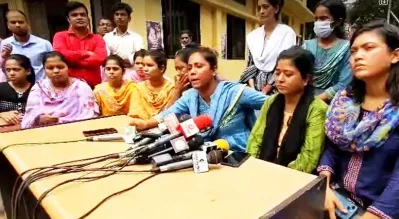 ইডেন মহিলা কলেজে আয়োজিত সংবাদ সম্মেলনে বহিষ্কৃত ছাত্রলীগ নেতারা। 