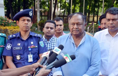 রংপুরে শুক্রবার সকালে রংপুরে দু’দিনের সফরে এসে রংপুর সার্কিট হাউজে বাণিজ্যমন্ত্রী টিপু মুনশি সাংবাদিকদের কথা বলছেন। ছবি- ইত্তেফাক 