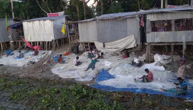 জাল মেরামতে ব্যস্ত জেলেরা