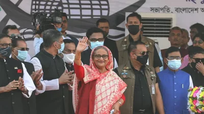 জনসভার মঞ্চে উপস্থিত প্রধানমন্ত্রী শেখ হাসিনা। ছবি: সংগৃহীত