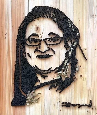 স্ক্রু দিয়ে শেখ হাসিনাকে ফুটিয়ে তুলেছেন শিল্পী জুনায়েদ। ছবি: ইত্তেফাক