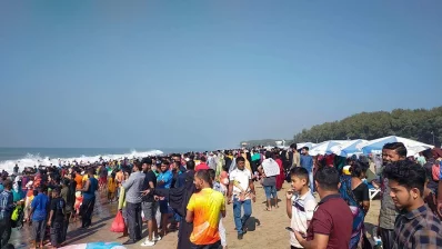 কক্সবাজার বেড়াতে আসা পর্যটক